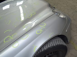 Hagelschaden Markierungen an der Motorhaube